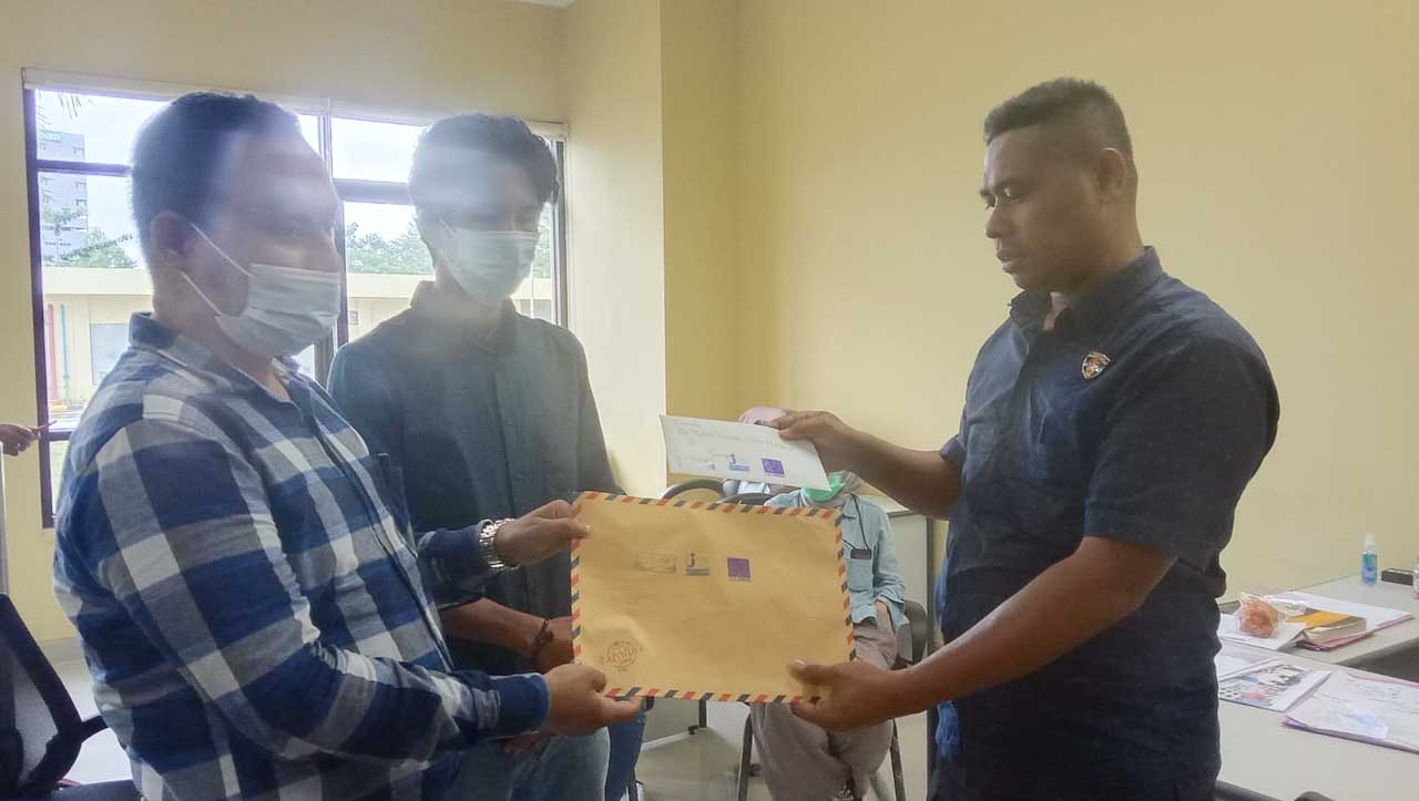 Koalisi Pembela Kebebasan Pers melaporkan ajudan Gubernur Maluku, I Ketut Ardana, ke Propam Polda Maluku terkait kasus dugaan pelanggaran kode etik profesi, Jumat (15/7/2022). Foto/ist