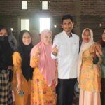 Anggota DPR RI, Bahtra berfoto bersama masyarakat Desa Paria, Kecamatan Poleang Tengah, Kabaputen Bombana, usai melakukan reses di daerah itu, Selasa (19/7/2022). Foto: Istimewa