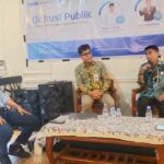 Anggota DPR RI, Bahtra (pertama dari kanan) saat melakukan diskusi publik bertajuk "Harapan Baru di Kepemimpinan Baru DK OJK” yang dihadiri Kepala OJK Sultra, Arjaya Dwi Raya, insan pers dan mahasiswa di salah satu warkop di Kota Kendari, Senin (22/8/2022). Foto : LAN