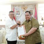 Ketua Kamar Dagang dan Industri (Kadin) Sulawesi Tenggara, Anton Timbang saat bertemu Wali Kota Kendari, Sulkarnain Kadir, untuk memaparkan potensi penggunaan aspal Buton, di kantor Wali Kota Kendari, Sabtu (8/10/2022). Foto: Istimewa