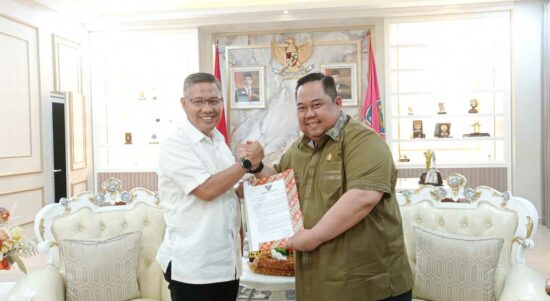 Ketua Kamar Dagang dan Industri (Kadin) Sulawesi Tenggara, Anton Timbang saat bertemu Wali Kota Kendari, Sulkarnain Kadir, untuk memaparkan potensi penggunaan aspal Buton, di kantor Wali Kota Kendari, Sabtu (8/10/2022). Foto: Istimewa