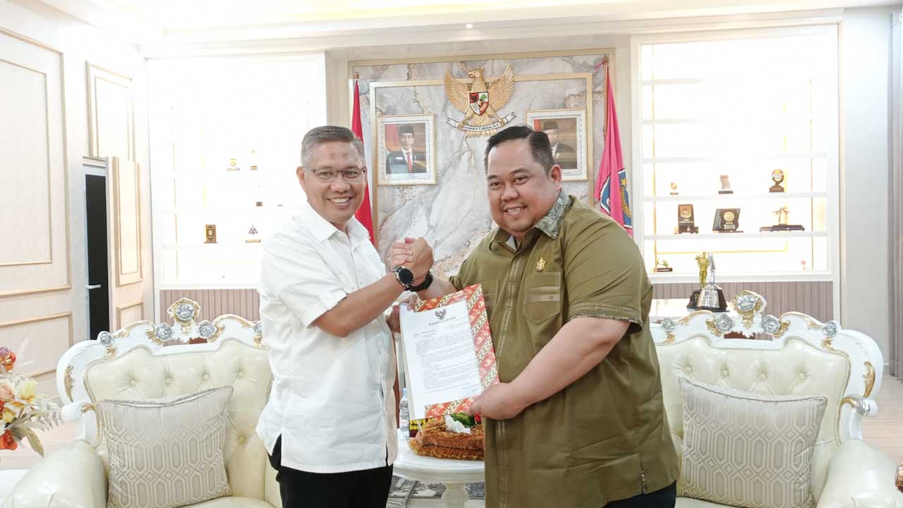 Ketua Kamar Dagang dan Industri (Kadin) Sulawesi Tenggara, Anton Timbang saat bertemu Wali Kota Kendari, Sulkarnain Kadir, untuk memaparkan potensi penggunaan aspal Buton, di kantor Wali Kota Kendari, Sabtu (8/10/2022). Foto: Istimewa