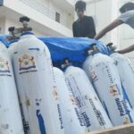 PSX_20221017_222730 Kadin Sultra kembali menyalurkan bantuan alat kesehatan berupa 50 tabung dan 37 regulator oksigen di RSUD Kota Kendari, Senin (17/10/2022). Foto: Istimewa