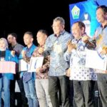 Ketua Kadin Sultra, Anton Timbang menerima penghargaan sebagai tokoh pertumbuhan dan investasi daerah di Sultra dalam pegelaran Komite Nasional Pemuda Indonesia (KNPI) Award, di Lapangan Pasar Wajo, Kabupaten Buton, Minggu (13/11/2022). Foto/ist