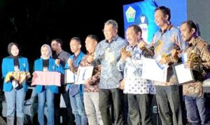 PSX_20221114_122322 Ketua Kadin Sultra, Anton Timbang menerima penghargaan sebagai tokoh pertumbuhan dan investasi daerah di Sultra dalam pegelaran Komite Nasional Pemuda Indonesia (KNPI) Award, di Lapangan Pasar Wajo, Kabupaten Buton, Minggu (13/11/2022). Foto/ist