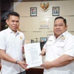 Ketua Kamar Dagang dan Industri (Kadin) Sulawesi Tenggara (Sultra), Anton Timbang menyerahkan surat keputusan pengurus Kadin Bombana ke Ketua Irda Siswanto di kantor Kadin Sultra, Rabu (16/11/2022). Foto: Istimewa