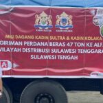 Wakil Ketua Umum Bidang Pasar Modal Kadin Sultra, Sastra Alamsyah (kiri) saat melepas truk kontainer yang berisi 47 ton beras lokal hasil pertanian di Kabupaten Kolaka ke toko Alfamidi wilayah distribusi Sultra dan Sulteng, Jumat (18/11/2022). Foto: Istimewa