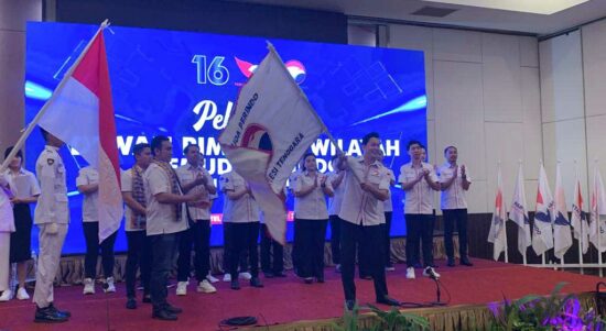 Steven Stenly mengibarkan bendera Pemuda Perindo setelah resmi dilantik sebagai Ketua Dewan Pimpinan Wilayah (DPW) Pemuda Perindo Sulawesi Tenggara (Sultra) di salah satu hotel di Kendari, Selasa (28/2/2023). Foto: Ist