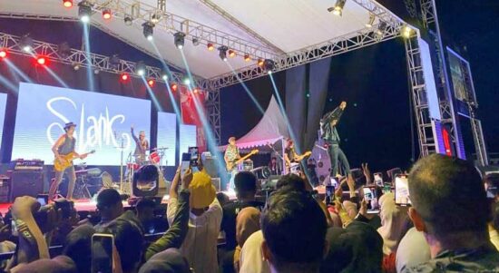 Band Slank saat menggelar konser di eks MTQ, Kota Kendari, Sabtu (18/3/2023). Foto: Istimewa