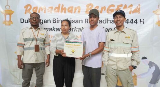 PT Gema Kreasi Perdana (GKP), memberikan bantuan bingkisan bertajuk bingkisan Ramadhan BerGEMA kepada masyarakat lingkar tambang. Foto: Ist