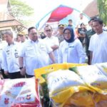 Kamar Dagang dan Industri (Kadin) Sulawesi Tenggara (Sultra) bekerja sama dengan Pemerintah Kota (Pemkot) Kendari kembali menyelenggarakan operasi pasar murah di halaman Kantor Camat Baruga, Kota Kendari, Rabu (12/4/2023). Foto: Ist