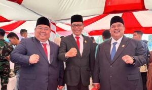 PSX_20230427_232207 Ketua Umum Kadin Sulawesi Tenggara (Sultra), Anton Timbang (pertama dari kiri) saat menghadiri upacara peringatan HUT Sultra di Lapangan Kantor Gubernur Sultra, Kamis (27/4/2023). Foto: Ist