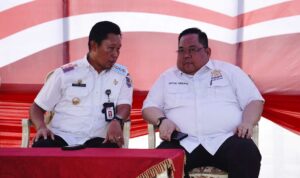 PSX_20230510_211526 Ketua Umum Kamar Dagang dan Industri (Kadin) Sulawesi Tenggara (Sultra), Anton Timbang (kanan) bersama Penjabat Wali Kota Kendari, Asmawa Tosepu di salah satu acara Pemerintah Kota Kendari beberapa waktu lalu. Foto: Istimewa