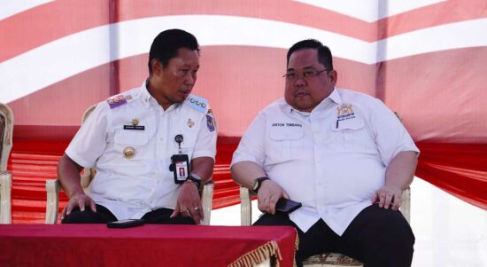 Ketua Umum Kamar Dagang dan Industri (Kadin) Sulawesi Tenggara (Sultra), Anton Timbang (kanan) bersama Penjabat Wali Kota Kendari, Asmawa Tosepu di salah satu acara Pemerintah Kota Kendari beberapa waktu lalu. Foto: Istimewa