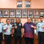 Kepala Kantor Wilayah (Kakanwil) Kementerian Hukum dan Hak Asasi Manusia (Kemenkumham) Provinsi Sulawesi Tenggara (Sultra), Silvester Sili Laba (keempat dari kanan) saat menerima kunjungan dari Ketua Umum Kadin Sultra, Anton Timbang (ketiga dari kanan) di ruangannya, Selasa (9/5/2023). Foto/istimewa