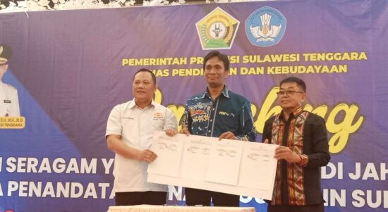 Kamar Dagang dan Industri (Kadin) Sulawesi Tenggara (Sultra) melakukan kerjasama atau penandatanganan Memorandum of Understanding (MoU) dengan Dinas Pendidikan dan Kebudayaan (Disdikbud) Sultra, Rabu (10/5/2023). Foto: Istimewa