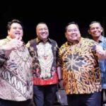 Ketua Kadin Sulawesi Tenggara, Anton Timbang (ketiga dari kanan) saat menghadiri peringatan hari ulang tahun (HUT) Kota Kendari ke 192 di pelataran Tugu Religi Eks MTQ Kendari, Sabtu (12/5/2023). Foto: Istimewa