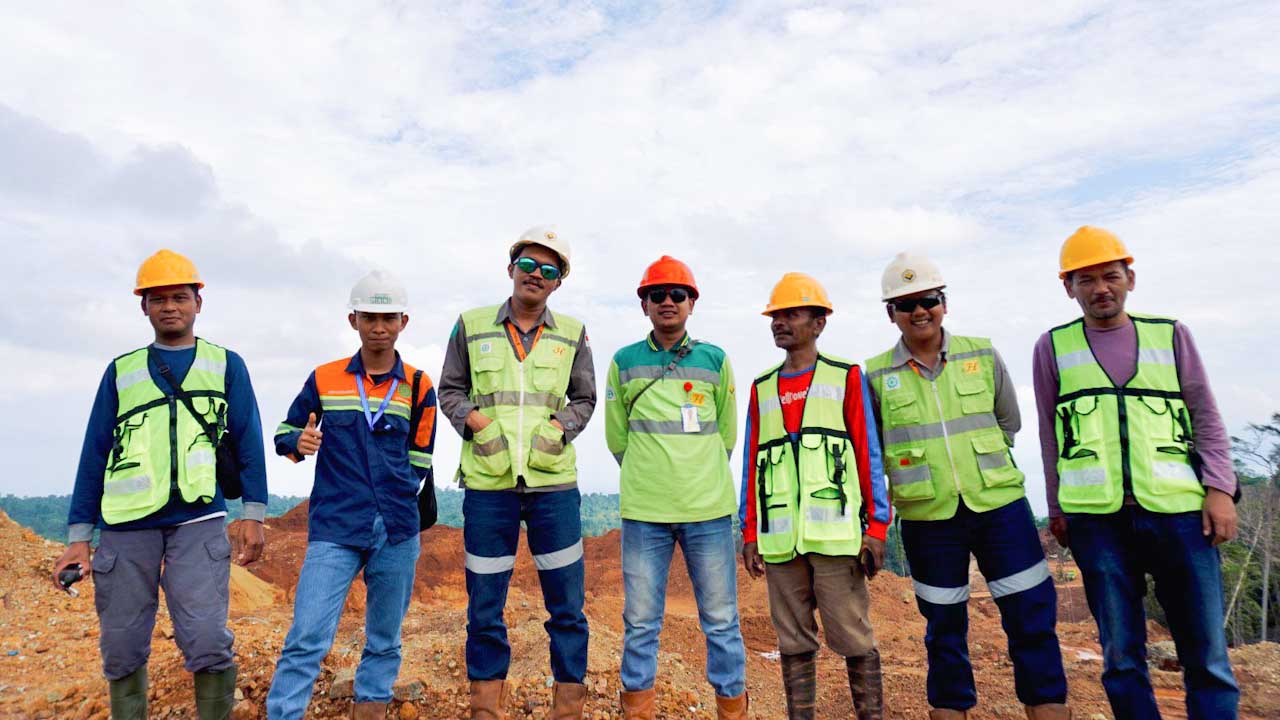 Tim verifikasi Balai Pemantapan Kawasan Hutan dan Tata Lingkungan (BPKHTL) wilayah XXII, Direktorat Jenderal Planologi Kehutanan dan Tata Lingkungan, Kementerian Lingkungan Hidup dan Kehutanan saat melakukan kunjungan ke PT GKP di Kabupaten Konawe Kepulauan pada 13 Mei 2023 lalu. Foto: Ist