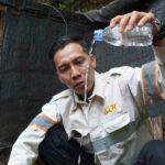 Karyawan PT GKP saat melakukan pengambilan sampel air untuk diuji apakah terdapat kandungan berbahaya yang ikut terlarut dalam air. Hasil laboratorium menunjukan bahwa baku mutu air, baik di mata air, sungai, dan juga laut, masih berada di bawah ambang batas aturan yang berlaku. Foto/ist