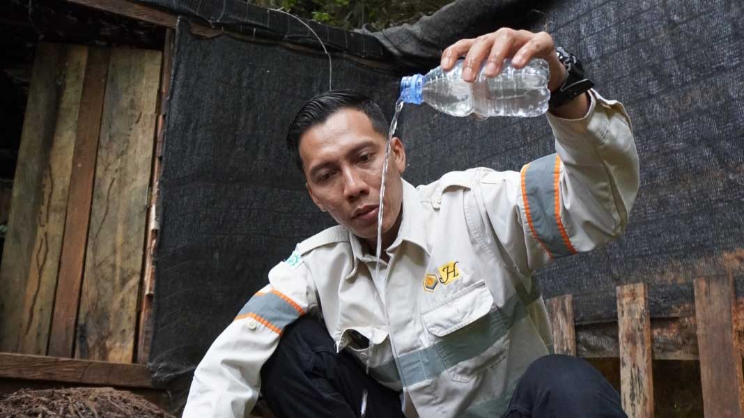 Karyawan PT GKP saat melakukan pengambilan sampel air untuk diuji apakah terdapat kandungan berbahaya yang ikut terlarut dalam air. Hasil laboratorium menunjukan bahwa baku mutu air, baik di mata air, sungai, dan juga laut, masih berada di bawah ambang batas aturan yang berlaku. Foto/ist