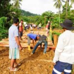 Perusahaan nikel yang beroperasi di Kabupaten Konawe Kepulauan, PT Gema Kreasi Perdana (GKP) bersama masyarakat setempat bahu membahu melakukan perbaikan jembatan Sungai Keu Mohalo yang berada di Desa Sukarela Jaya, Kecamatan Wawonii Tenggara, pada Selasa (30/5/2023). Foto: Ist