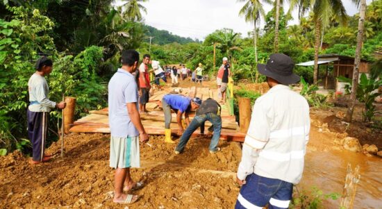 Perusahaan nikel yang beroperasi di Kabupaten Konawe Kepulauan, PT Gema Kreasi Perdana (GKP) bersama masyarakat setempat bahu membahu melakukan perbaikan jembatan Sungai Keu Mohalo yang berada di Desa Sukarela Jaya, Kecamatan Wawonii Tenggara, pada Selasa (30/5/2023). Foto: Ist