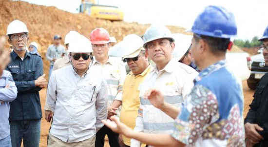 Asisten III Bidang Administrasi Pemerintah Provinsi (Pemprov) Sultra, Sukanto Toding (kedua dari kiri), saat melakukan kunjungan lapangan ke site PT GKP di Roko-roko, Wawonii Tenggara, Konkep, beberapa waktu lalu. Foto/ist