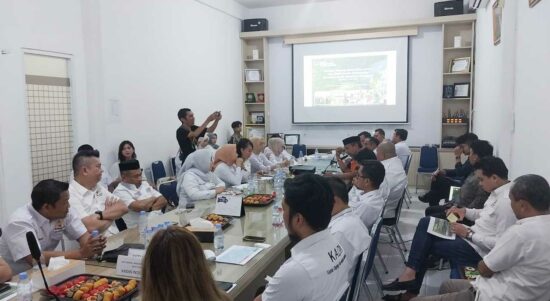 Ketua Umum Bidang Lingkungan Hidup dan Kehutanan Kamar Dagang dan Industri (Kadin) Indonesia, Silverius Oscar Unggul melakukan diskusi bersama pengurus Kadin Sulawesi Tenggara (Sultra) di kantor Kadin Sultra, Jalan Brigjen Yoenoes Madjid, Kendari, Jumat (9/6/2023). Foto : Ist