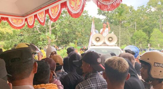 Ratusan warga dan pengusaha kosmetik di Kota Kendari melakukan aksi demonstrasi di kantor Balai Pengawas Obat dan Makanan (BPOM) Kendari, Kamis (15/6/2023). Foto : Dan