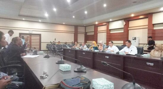 Suasana rapat dengar pendapat atau hearing DPRD Provinsi Sulawesi Tenggara (Sultra) bersama Koalisi Masyarakat Menggugat dan Balai Pengawas Obat dan Makanan (BPOM) Kendari, di ruang rapat Sekretariat DPRD Sultra, Selasa (20/6/2023). Foto: Ist