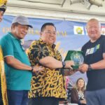 PSX_20230717_190221 Kamar Dagang dan Industri Indonesia (Kadin) Sulawesi Tenggara (Sultra), Anton Timbang menyerahkan cendera mata berupa plakat Kadin Sultra kepada Jimmy Kim selaku General Menager City of Los Angeles Department of Recreation and Park. Foto: Ist