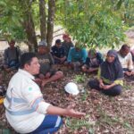 General Manager PT GKP, Bambang Murtiyoso menemui warga yang melakukan demonstrasi. Ia menjelaskan, pihaknya tidak melakukan penyerobotan lahan melainkan kegiatan pembersihan areal atau land clearing. Foto/ist