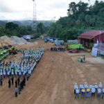 Karyawan PT Gema Kreasi Perdana (GKP) site Wawonii melaksanakan upacara perayaan HUT RI ke 78, dipimpin oleh inspektur upacara, GM Eksternal PT GKP, Bambang Murtiyoso, Kamis (17/8/2023). Foto/ist