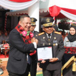 Kepala Kanwil Kemenkumhan Sulawesi Tenggara (Sultra), Silvester Sili Laba memberikan penghargaan kepada Kadin Sultra karena telah mendorong pelaku UMKM di daerah ini untuk mendaftarkan usahanya agar berbadan hukum. Plakat penghargaan itu diterima langsung Wakil Ketua Umum Kadin Sultra, Sastra Alamsyah, Senin (21/8/2023). Foto: Ist