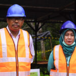 Kepala Dinas Lingkungan Hidup (DLH) Kabupaten Konawe Kepulauan (Konkep), M. Rustam Arifin (kiri). Foto: Ist