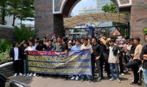 Ratusan pemuda dan hahasiswa yang tergabung dalam Himpunan Pemuda 21 Nusantara (HP 21 Nusantara) dan Konsorsium Nasional Pemantau Pertambangan dan Agraria (KONUTARA) melakukan aksi unjuk rasa di Kantor Kejaksaan Agung (Kejagung) RI, Senin (4/9/2023).