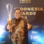 Ketua Kadin Sultra, Anton Timbang memperlihatkan penghargaan Indonesia Award 2023 yang diterima oleh Kadin Sultra di Jakarta Kamis (31/8/2023) malam. Foto: Ist
