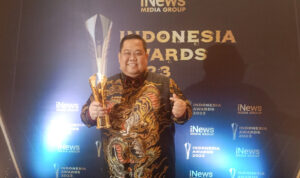 PSX_20230902_113428 Ketua Kadin Sultra, Anton Timbang memperlihatkan penghargaan Indonesia Award 2023 yang diterima oleh Kadin Sultra di Jakarta Kamis (31/8/2023) malam. Foto: Ist