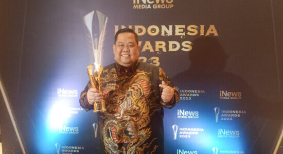 Ketua Kadin Sultra, Anton Timbang memperlihatkan penghargaan Indonesia Award 2023 yang diterima oleh Kadin Sultra di Jakarta Kamis (31/8/2023) malam. Foto: Ist