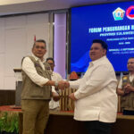 Kepala Badan Penanggulangan Bencana Daerah (BPBD) Provinsi Sulawesi Tenggara (Sultra), Muhammad Yusup menyerahkan surat keputusan kepada Yudhianto Mahardika (kanan) atas terpilihnya sebagai Ketua Forum Pengurangan Risiko Bencana Provinsi Sultra periode 2023-2026 yang berlangsung disalah satu hotel di Kendari, Minggu (3/9/2023). Foto: Ist