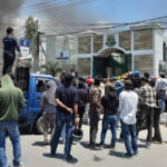 Ratusan massa yang tergabung dalam tiga elemen masyarakat yakni, Lembaga Pemantau Penegak Hukum (LPPH), Gerakan Muda Pemerhati Tambang (GMPT), dan Gerakan Persatuan Masyarakat Indonesia (GPMI) mendatangi Kantor Kejaksaan Tinggi (Kejati) Sulawesi Tenggara (Sultra), Senin (4/5/2023). Foto: Ist