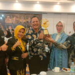 Wakil Ketua Umum Kadin Sulawesi Tenggara (Sultra), Sastra Alamsyah (ketiga dari kiri) memperlihatkan piala penghargaan yang diterima Ketua Kadin Sultra, Anton Timbang atas dedikasinya dalam pemberdayaan usaha mikro kecil dan menengah (UMKM) di Sultra, di salah satu hotel di Kota Kendari, Rabu (27/9/2023). Foto: Ist