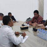 PSX_20231026_135856 Konsulat Jenderal Amerika Serikat, John Mac Daniel (batik coklat) saat mengunjungi Kantor Kamar Dagang dan Industri Sulawesi Tenggara, Kamis (26/10/2023). Foto: Ist