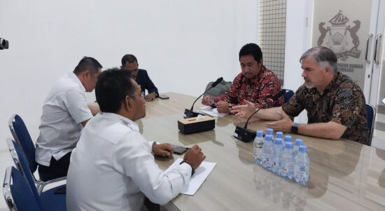 Konsulat Jenderal Amerika Serikat, John Mac Daniel (batik coklat) saat mengunjungi Kantor Kamar Dagang dan Industri Sulawesi Tenggara, Kamis (26/10/2023). Foto: Ist