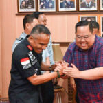 PSX_20231027_210919 Ketua Kadin Sulawesi Tenggara (Sultra), Anton Timbang (kanan) saat menemui Kepala Kanwil Kemenkumham Sultra, Silvester Sili Laba untuk membicarakan soal memfasilitasi pelaku usaha mendapatkan legalitas berusaha secara gratis, Kamis (26/10/2023). Foto: Ist