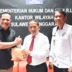 PSX_20231102_132643 Wakil Ketua Kadin Sultra, Sastra Alamsyah (kiri) menyerahkan bantuan dana penerimaan negara bukan pajak (PNBP) kepada Kepala Divisi Pelayanan Hukum dan HAM Kanwil Kemenkumham, Hidayat Yasin di Kantor Wilayah Kemenkumham Sultra untuk membantu pembuatan perseroan perorangan para pelaku usaha, Rabu (1/11/2023). Foto: Ist