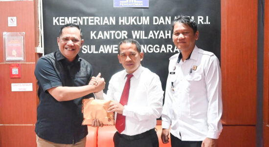 Wakil Ketua Kadin Sultra, Sastra Alamsyah (kiri) menyerahkan bantuan dana penerimaan negara bukan pajak (PNBP) kepada Kepala Divisi Pelayanan Hukum dan HAM Kanwil Kemenkumham, Hidayat Yasin di Kantor Wilayah Kemenkumham Sultra untuk membantu pembuatan perseroan perorangan para pelaku usaha, Rabu (1/11/2023). Foto: Ist