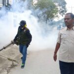 IMG-20240123-WA0005 Forum Pengurangan Risiko Bencana (FPRB) Sulawesi Tenggara (Sultra) melakukan aksi fogging (pengasapan) di Kompleks BTN l, Kelurahan Bende, Kecamatan Kadia, Kota Kendari, Senin (22/1/2024). Foto: Ist
