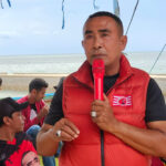 Mantan Bupati Buton yang juga Ketua Pimpinan Daerah Partai Kebangkitan Nasional Sulawesi Tenggara, Umur Samiun saat mengampanyekan pasangan capres-cawapres, Prabowo Subianto dan Gibran Rakabuming Raka di hadapan masyarakat Kecamatan Mawasangka, Kabupaten Buton Tengah, Sabtu (13/1/2024). Foto: Ist