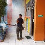 PSX_20240121_163805 Forum Pengurangan Risiko Bencana (FPRB) Sulawesi Tenggara (Sultra) melakukan aksi fogging (pengasapan) di dua sekolah di Kendari sebagai upaya pencegahan demam berdarah dengue (DBD), Sabtu (20/1/2024). Foto: Ist